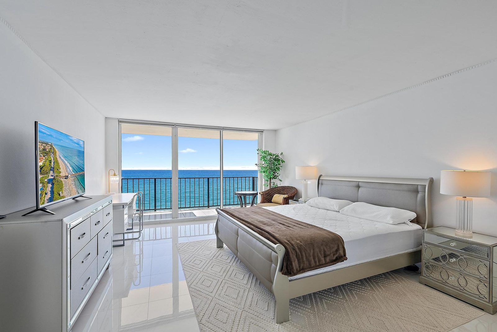 Second bedroom with king bed and direct ocean view